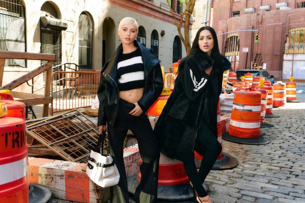 DKNY. Iris Law y Amelia Gray