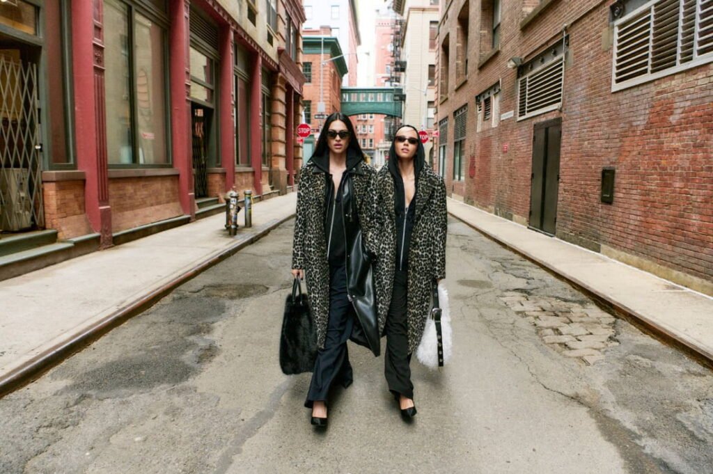 DKNY. Iris Law y Amelia Gray
