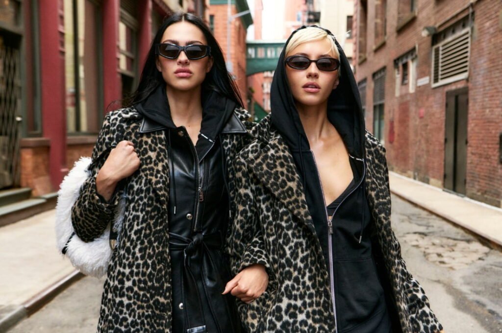 DKNY. Iris Law y Amelia Gray