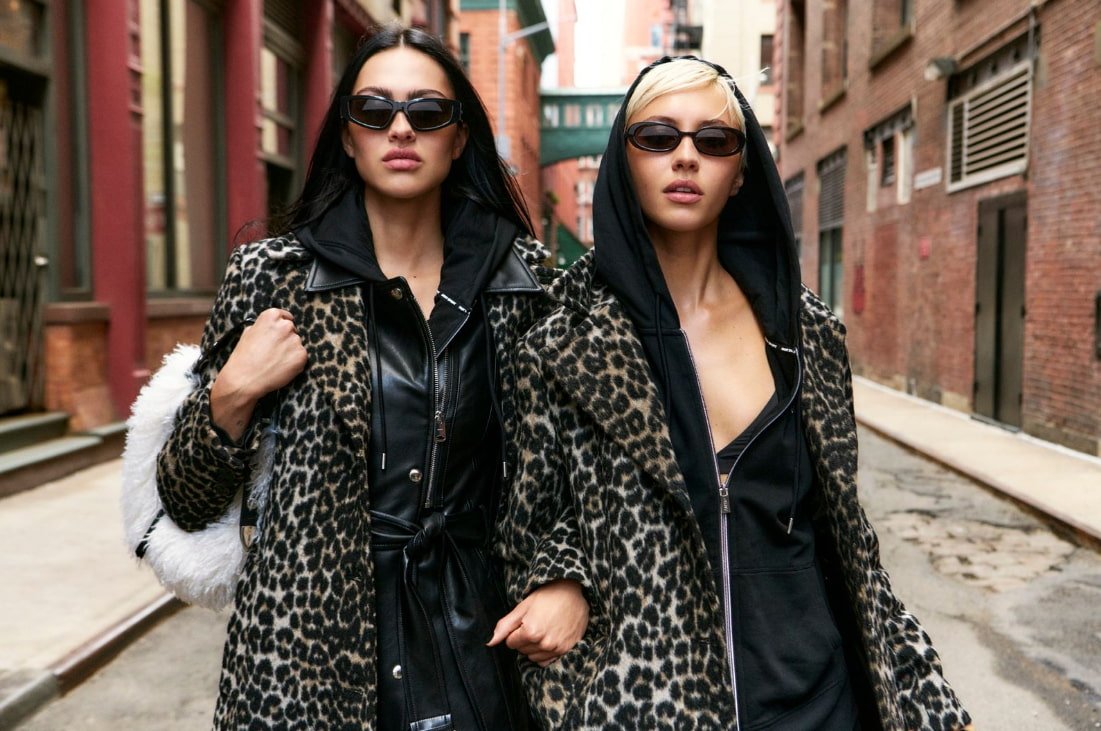 DKNY. Iris Law y Amelia Gray