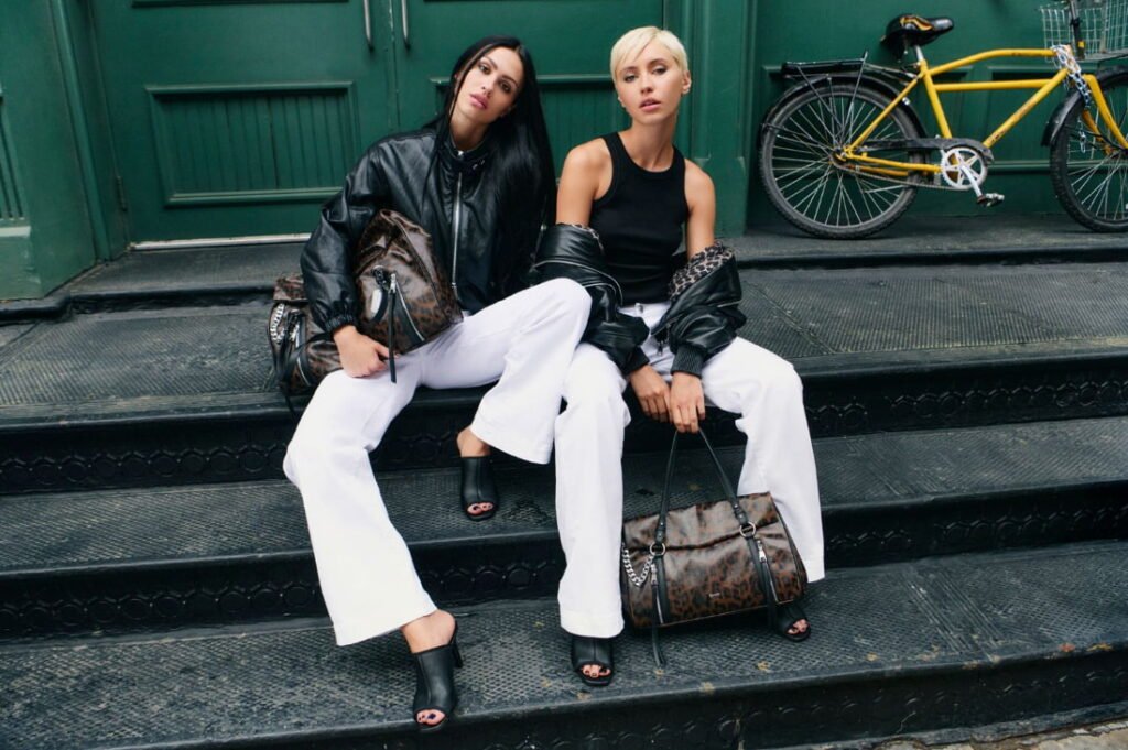DKNY. Iris Law y Amelia Gray