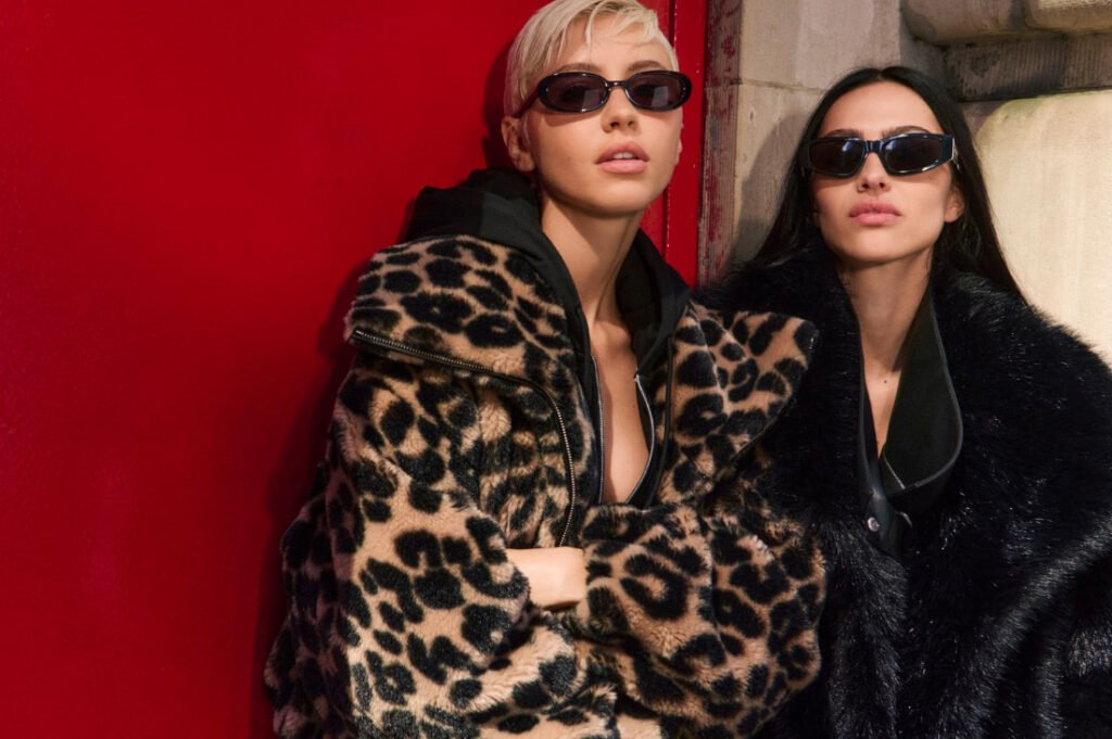 DKNY. Iris Law y Amelia Gray