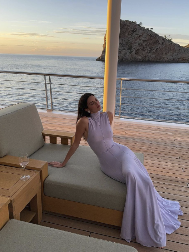 Kendall Jenner is embracing summer with elegant vacation photos and cozy family moments on Instagram. Her stylish and affordable lounge look is a standout, offering both chic inspiration and accessible fashion.