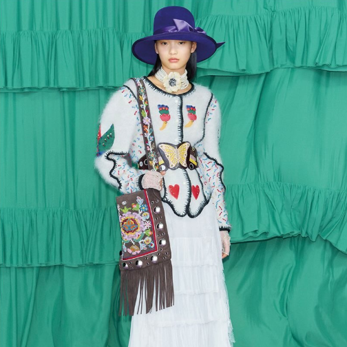 Alessandro Michele’s Valentino Fall 2025 collection merges 1920s Parisian elegance with 1970s boldness. Delicate lace, vibrant prints, and w